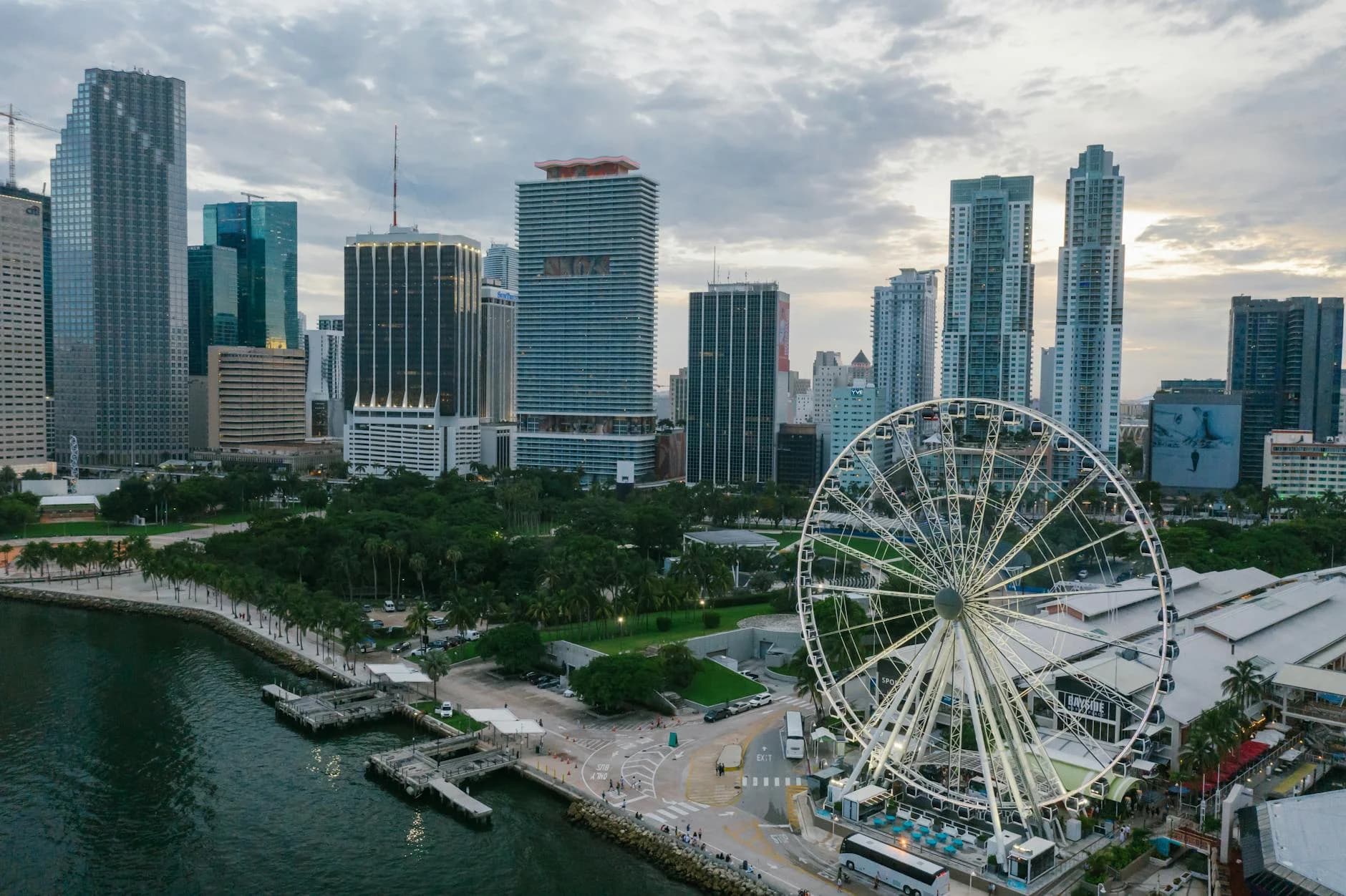 Loc Explore The Vibrant Miami Skyline With A 2