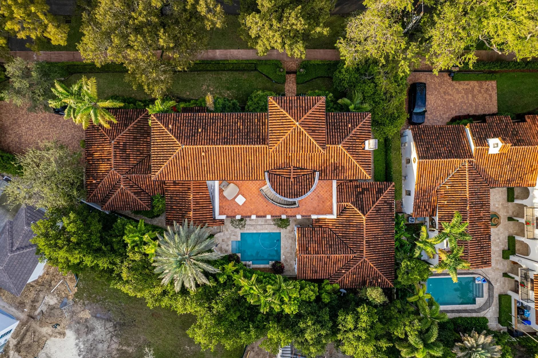 Loc An Aerial Shot Of A Luxury Home In Miami 1