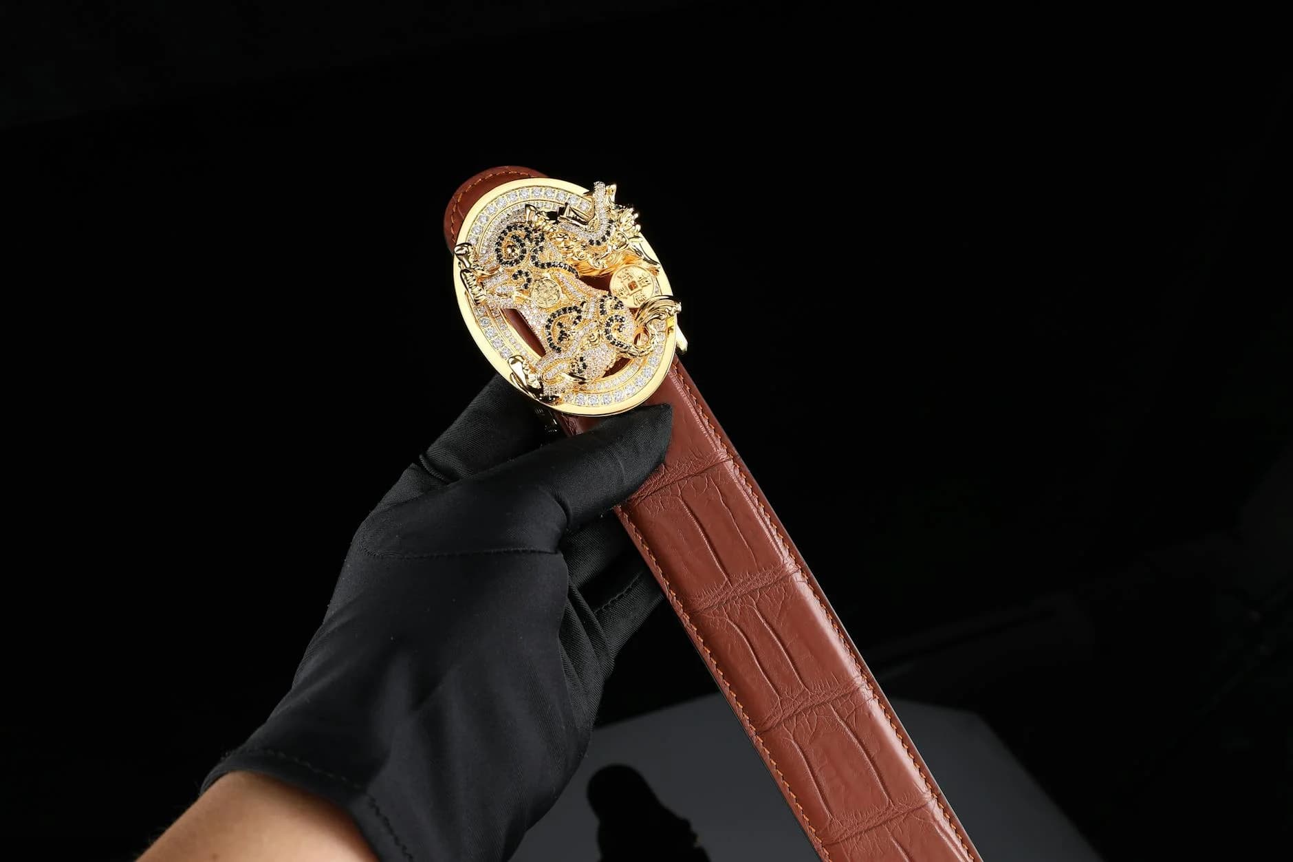 Elegant Gold Belt Buckle With Intricate 1