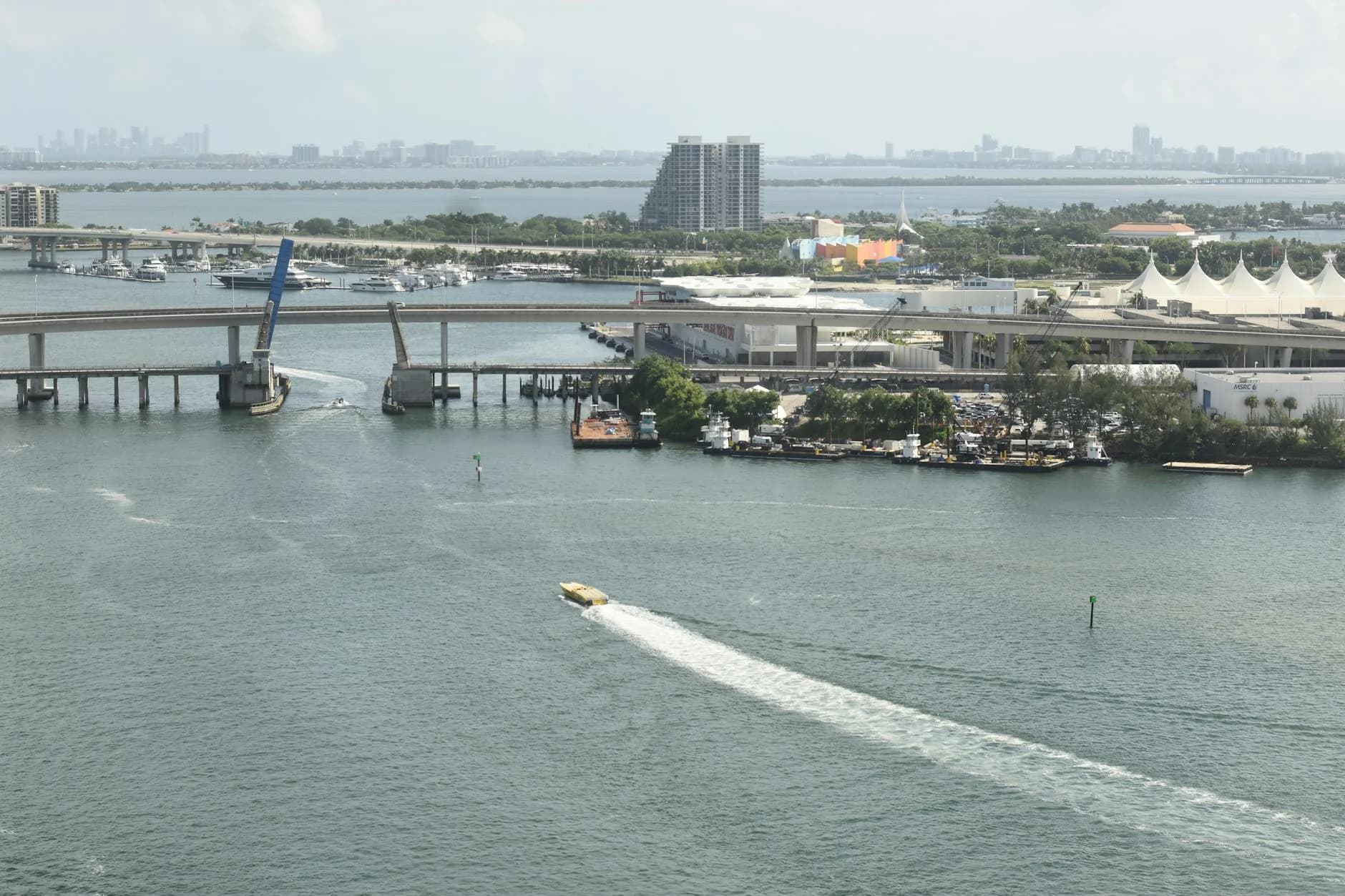 Vista aérea de la ciudad con puente y yates