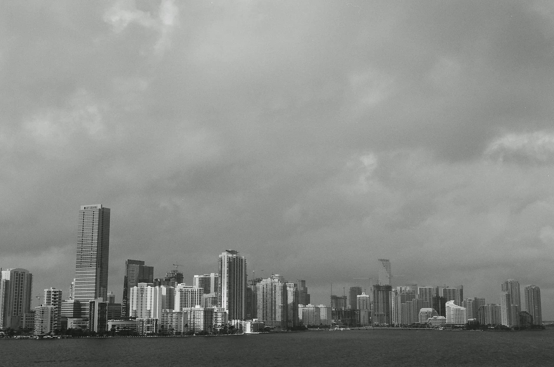 Foto Dramática en Blanco y Negro del Centro de Miami