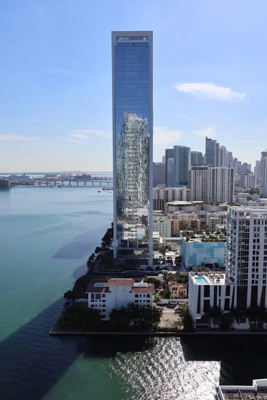 Un Moderno Rascacielos Alto que Refleja el Cielo