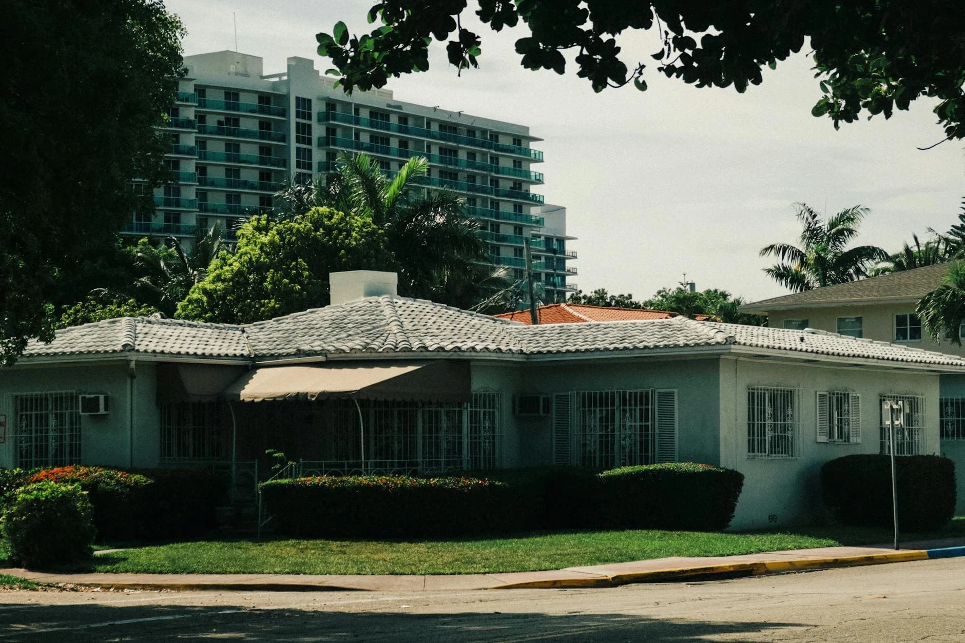Casa Suburbana con Vegetación Exuberante