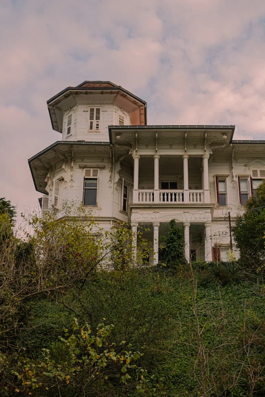 Fachada intrincada de una mansión otomana histórica