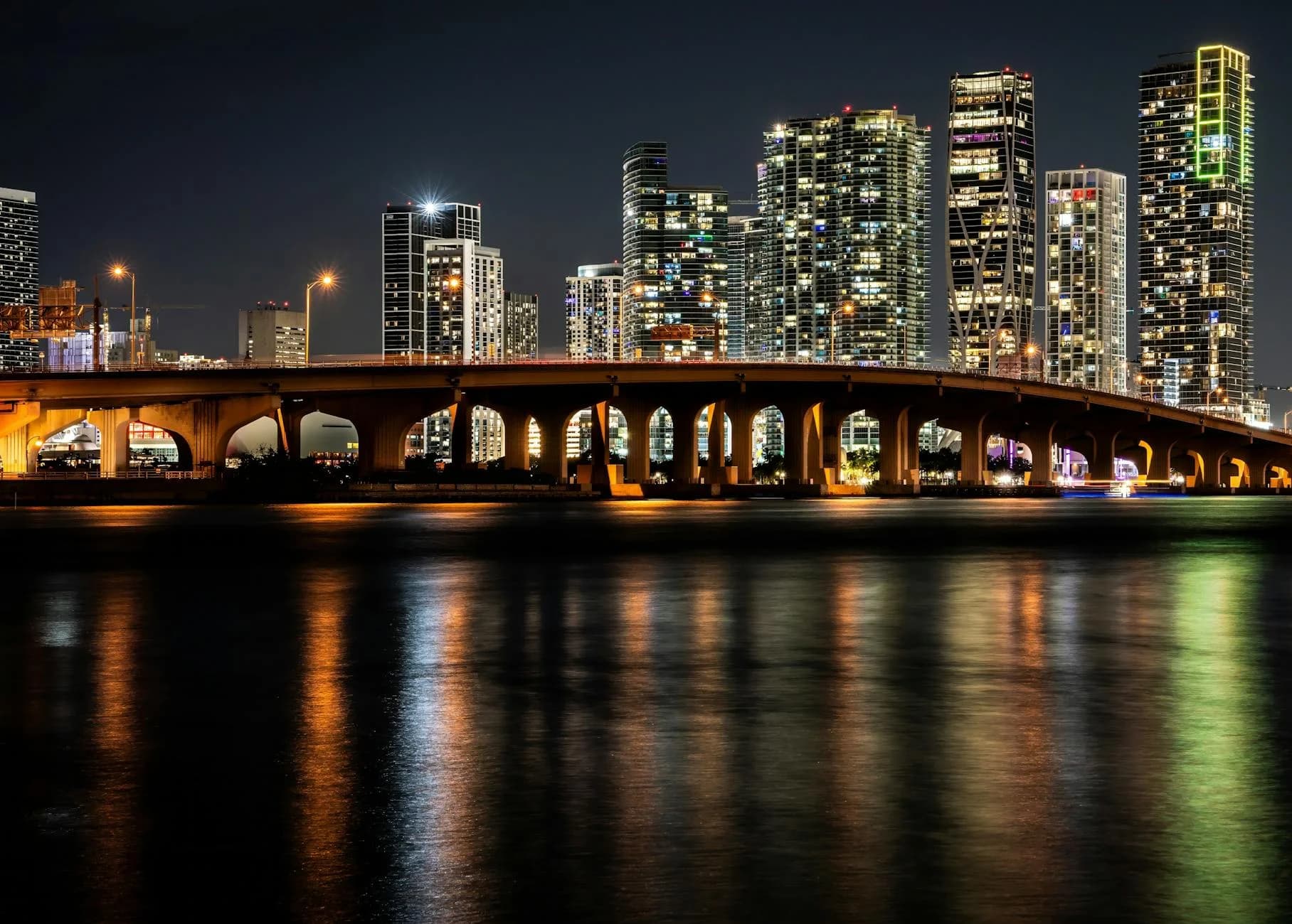 Vista nocturna espectacular de Miami iluminada