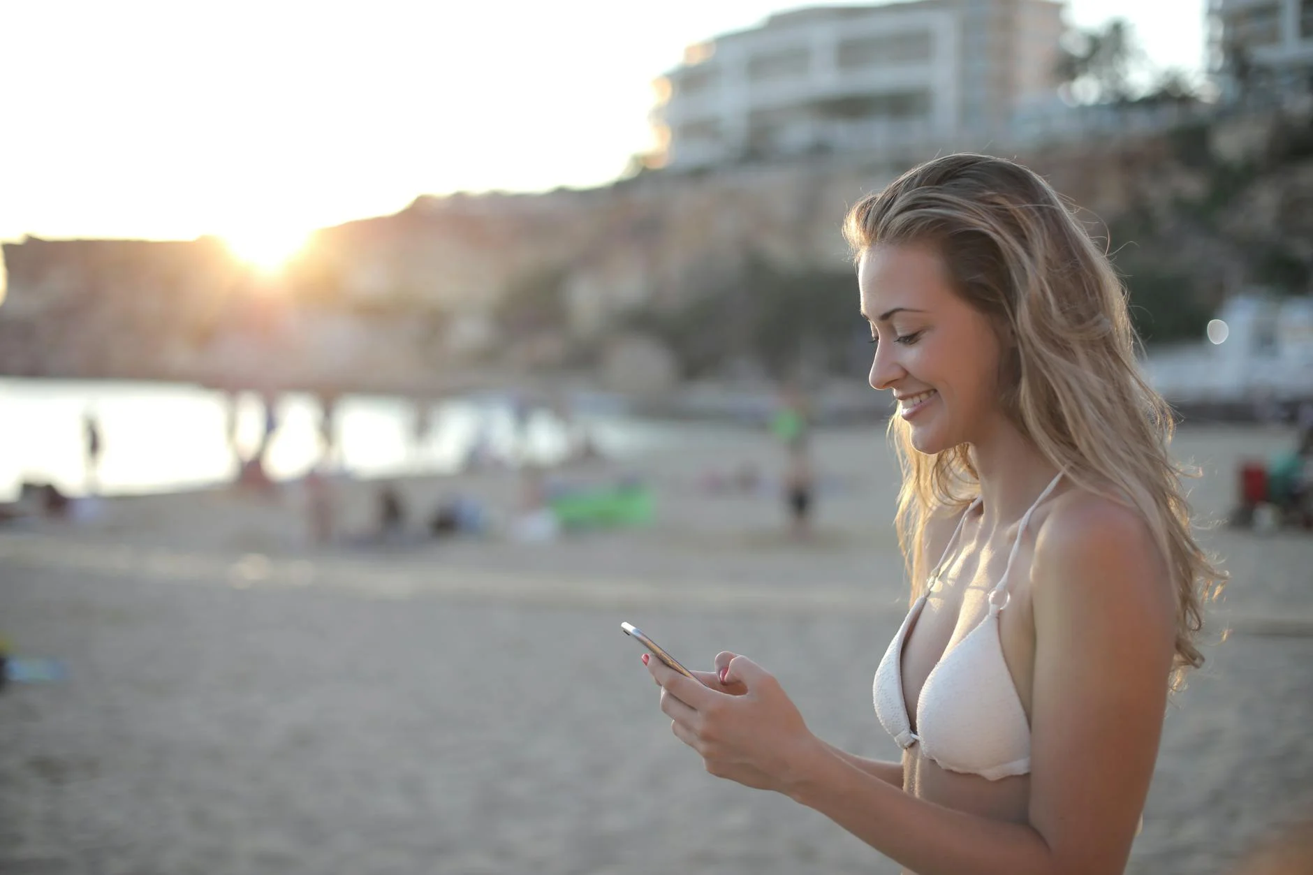 Una joven en bikini sonríe en la playa