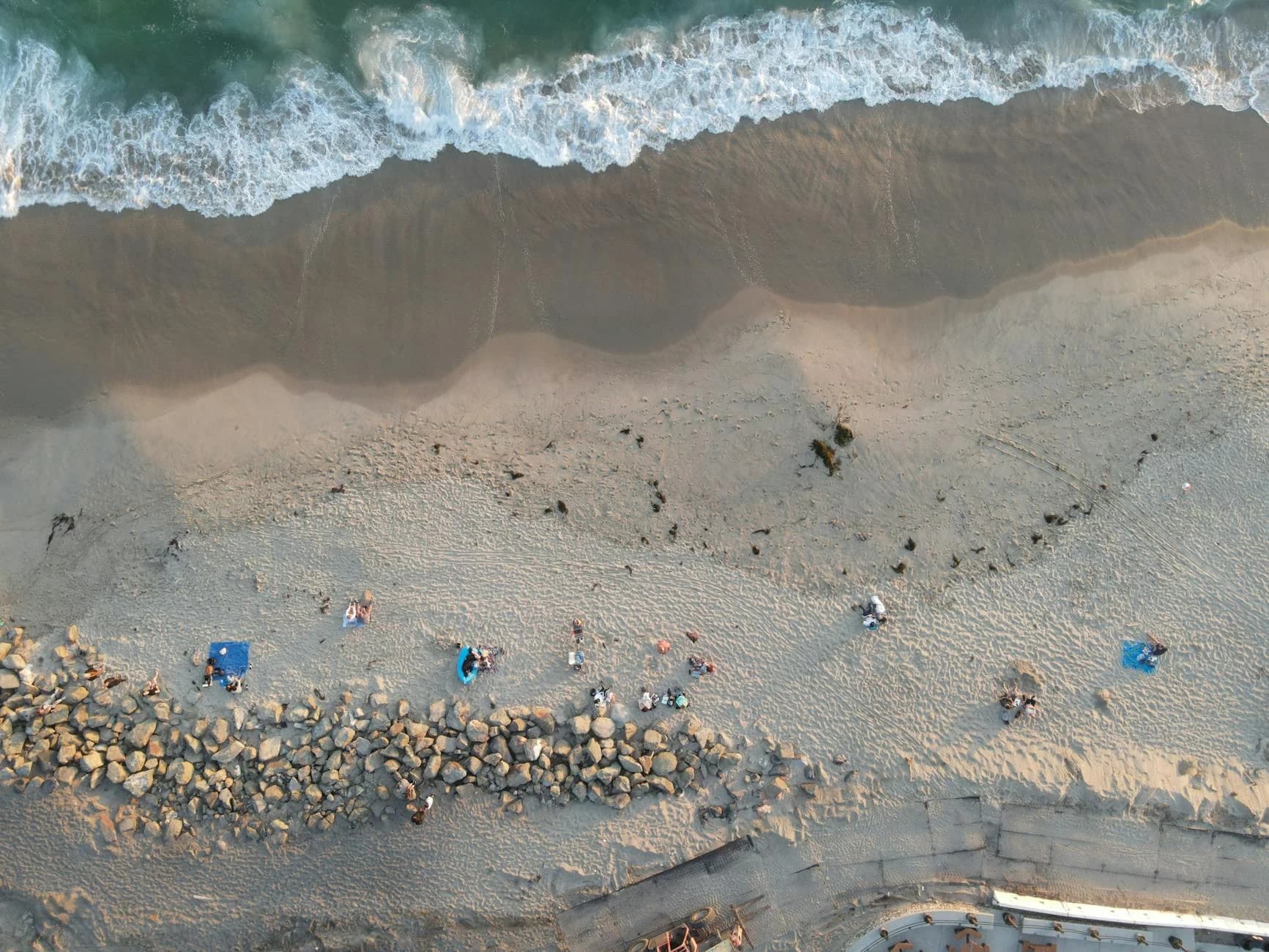 Vista aérea de personas relajándose en la playa