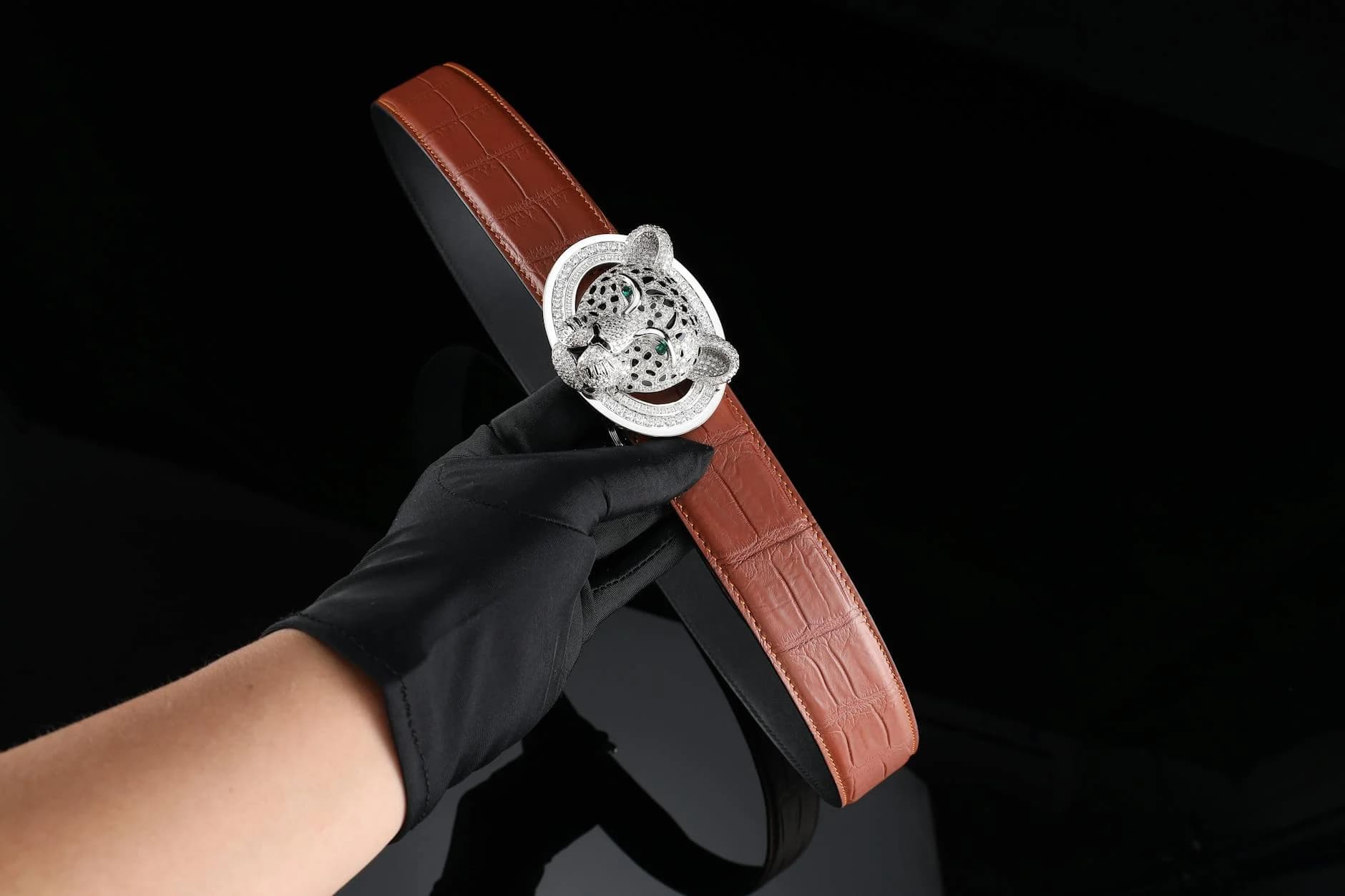 Elegante Cinturón de Cuero Marrón con Detalles