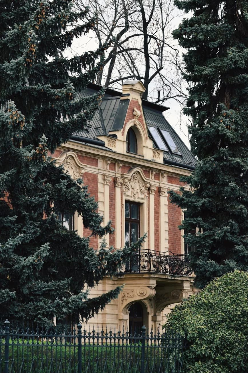 Charming Victorian Style Mansion Surroun 1