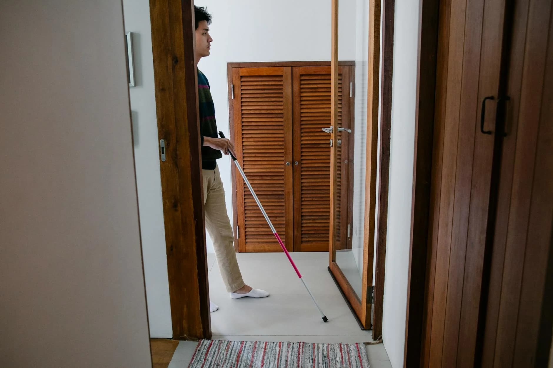 Hombre usando un baston para caminar