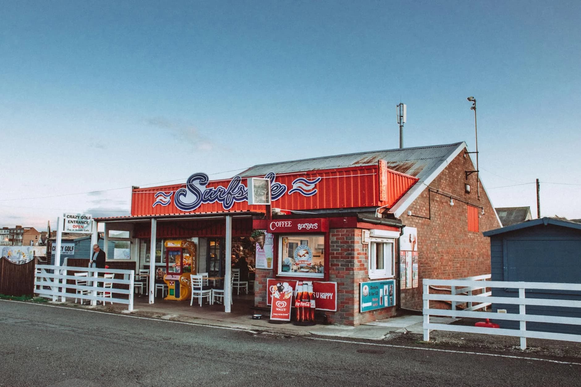 Vista exterior de un pintoresco café junto al mar