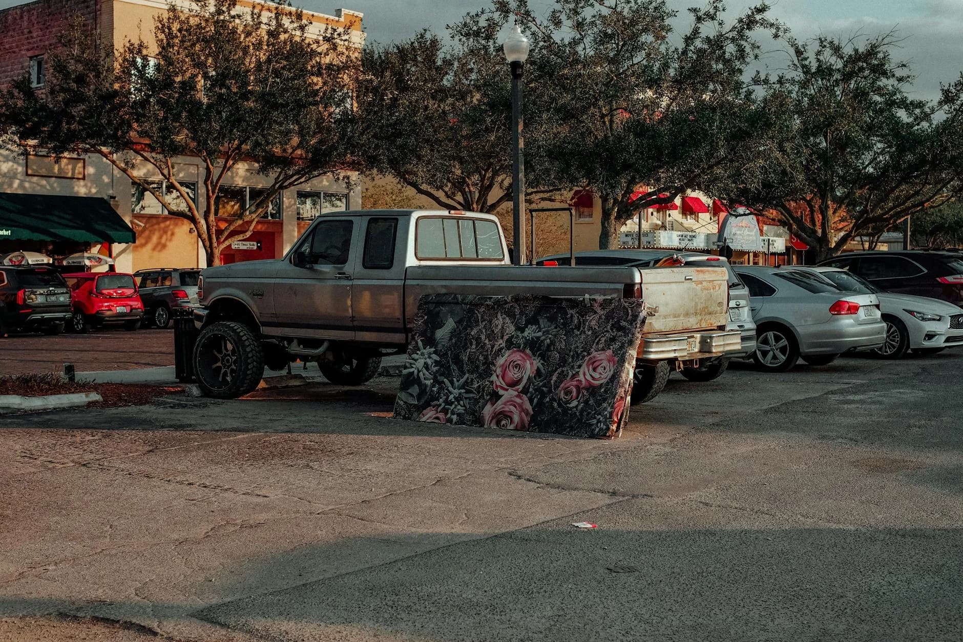 Un Camión Rústico Con Un Estampado Floral Artístico