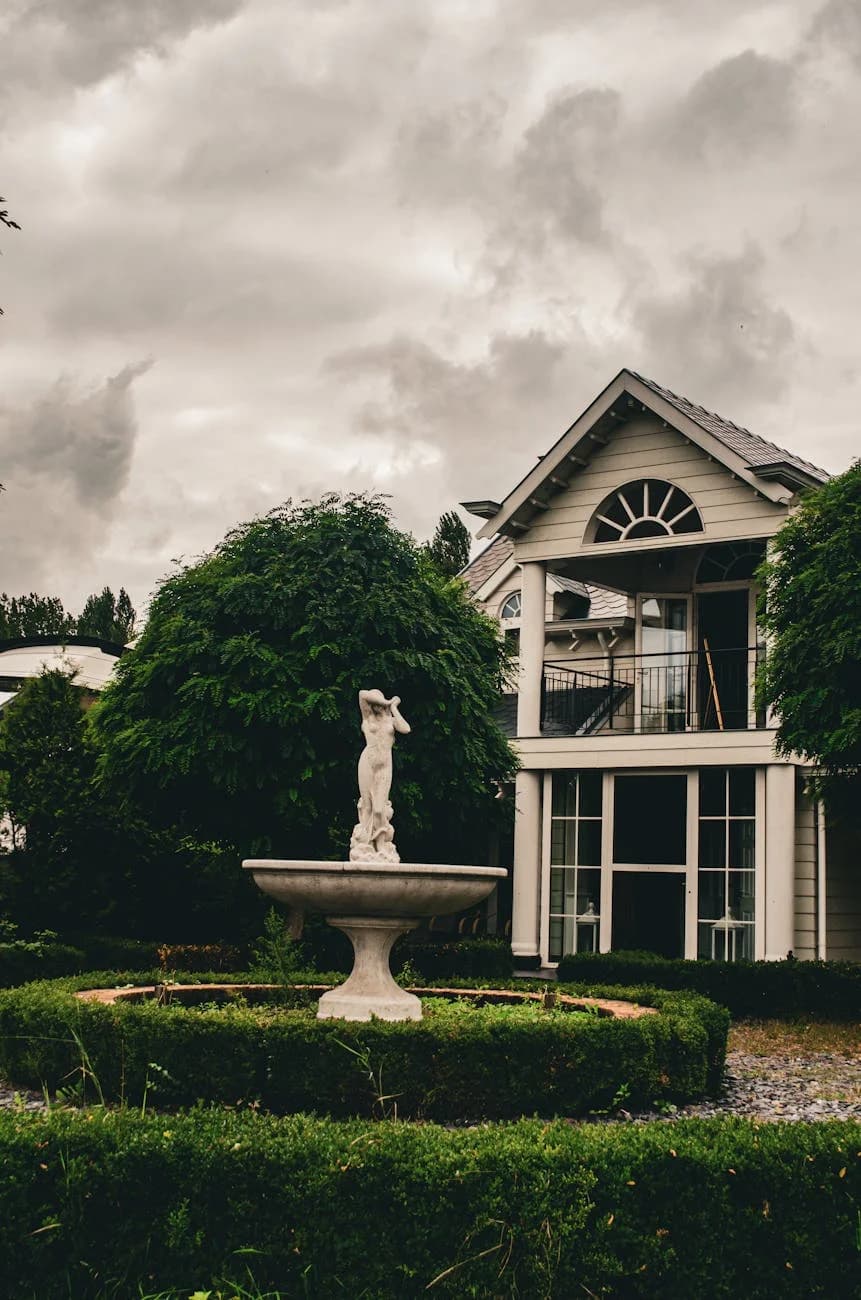 Una Mansión Clásica Con Una Fuente En El Jardín 4