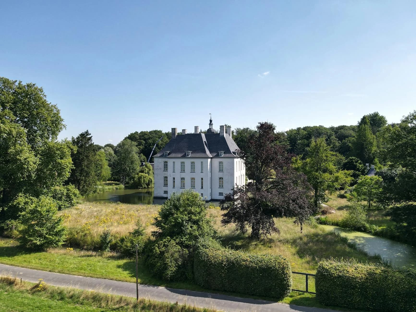 Elegante Mansión Blanca Rodeada De Exuberante Vegetación 1