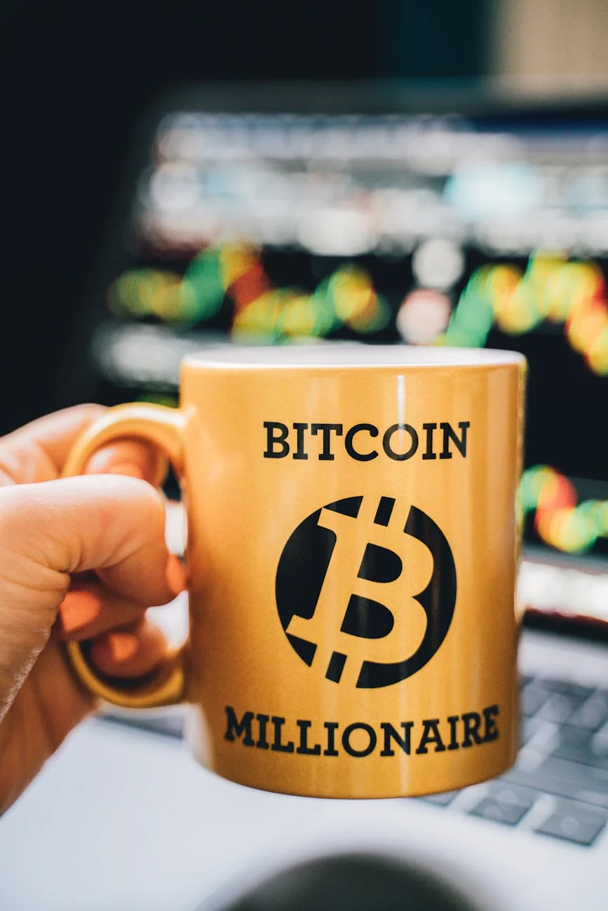 Primer plano de una taza de multimillonario de bitcoin