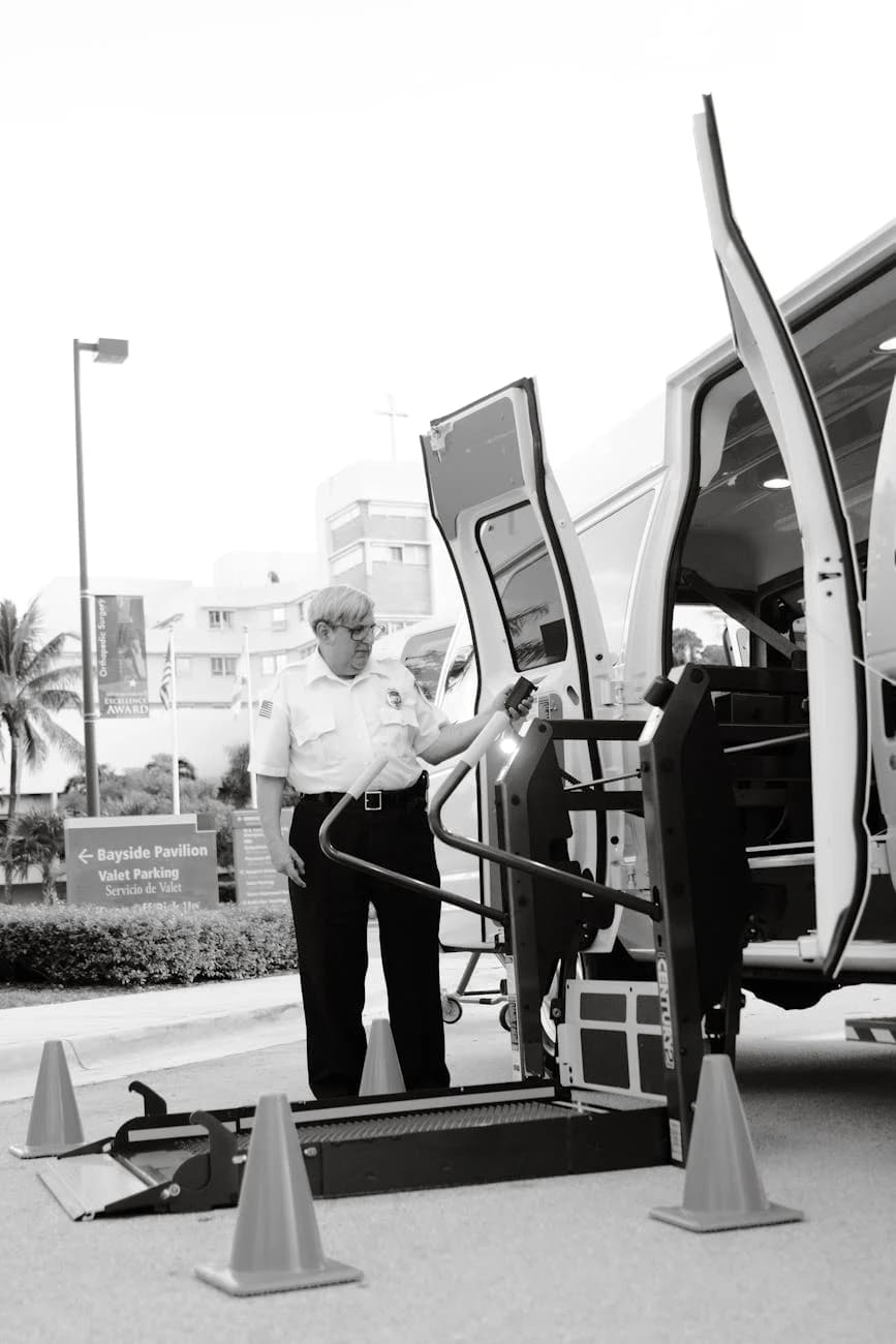 Una persona demostrando el uso de una furgoneta adaptada