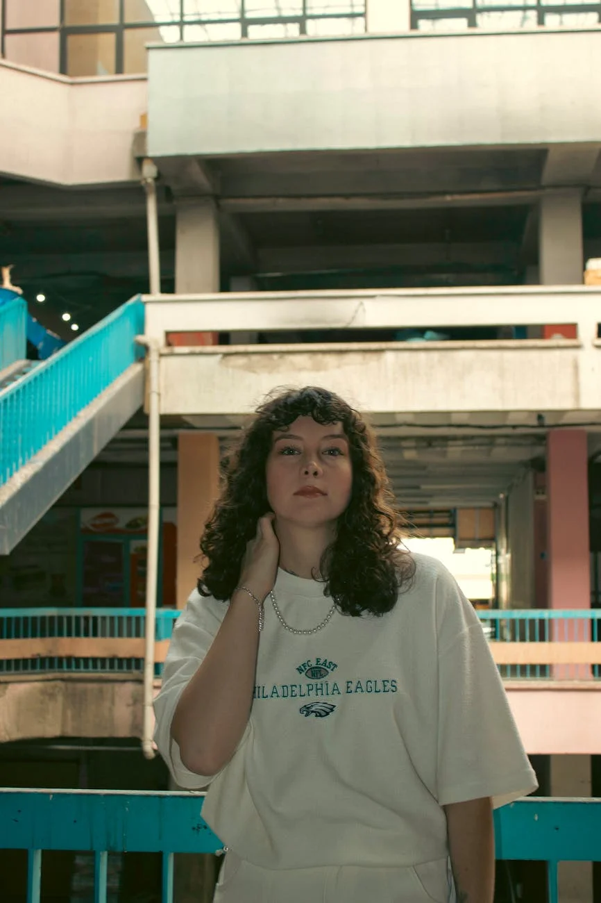 Joven con Cabello Rizado Posando en un Apartamento