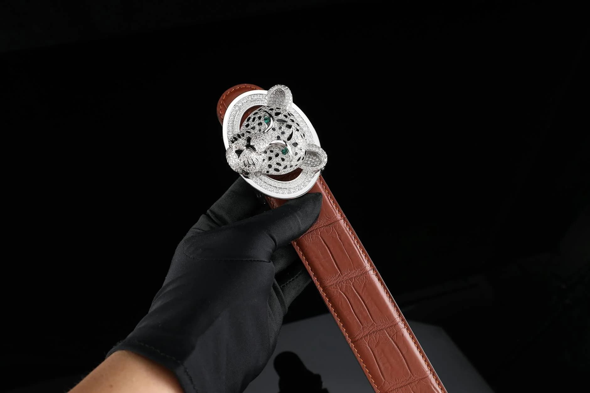 Elegante Cinturón de Cuero con Diseño de Diamantes