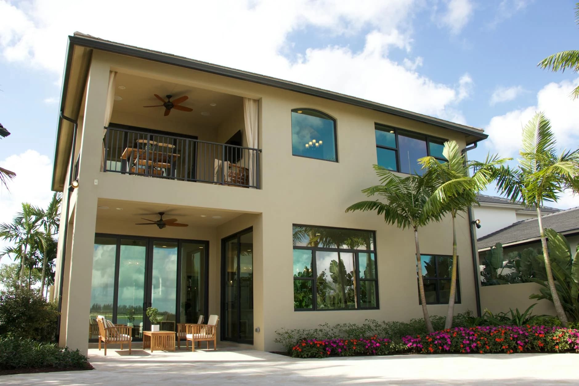 A Modern Two Story Home In Florida With 3