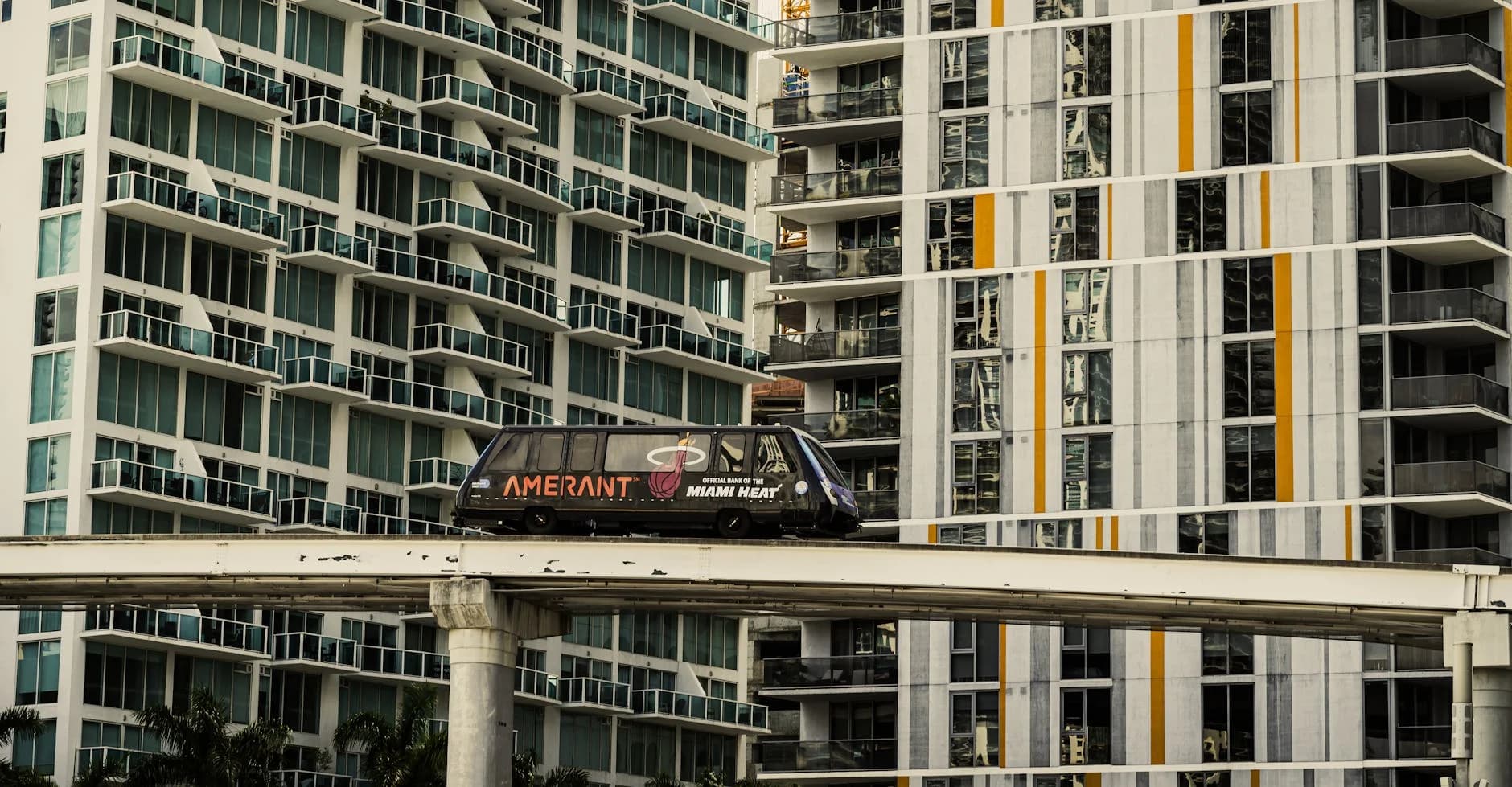 Loc A Miami Monorail Travels Past Modern Hig 1
