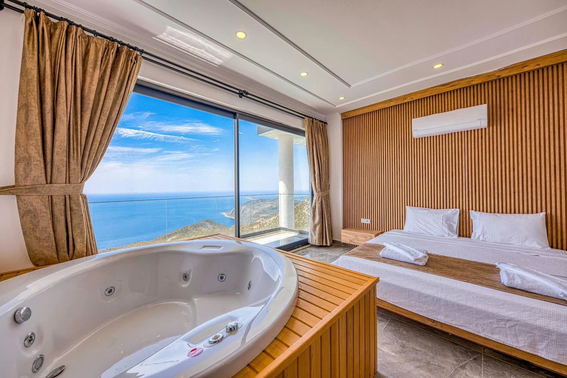 Luxurious Hotel Room With A Stunning Oce 3