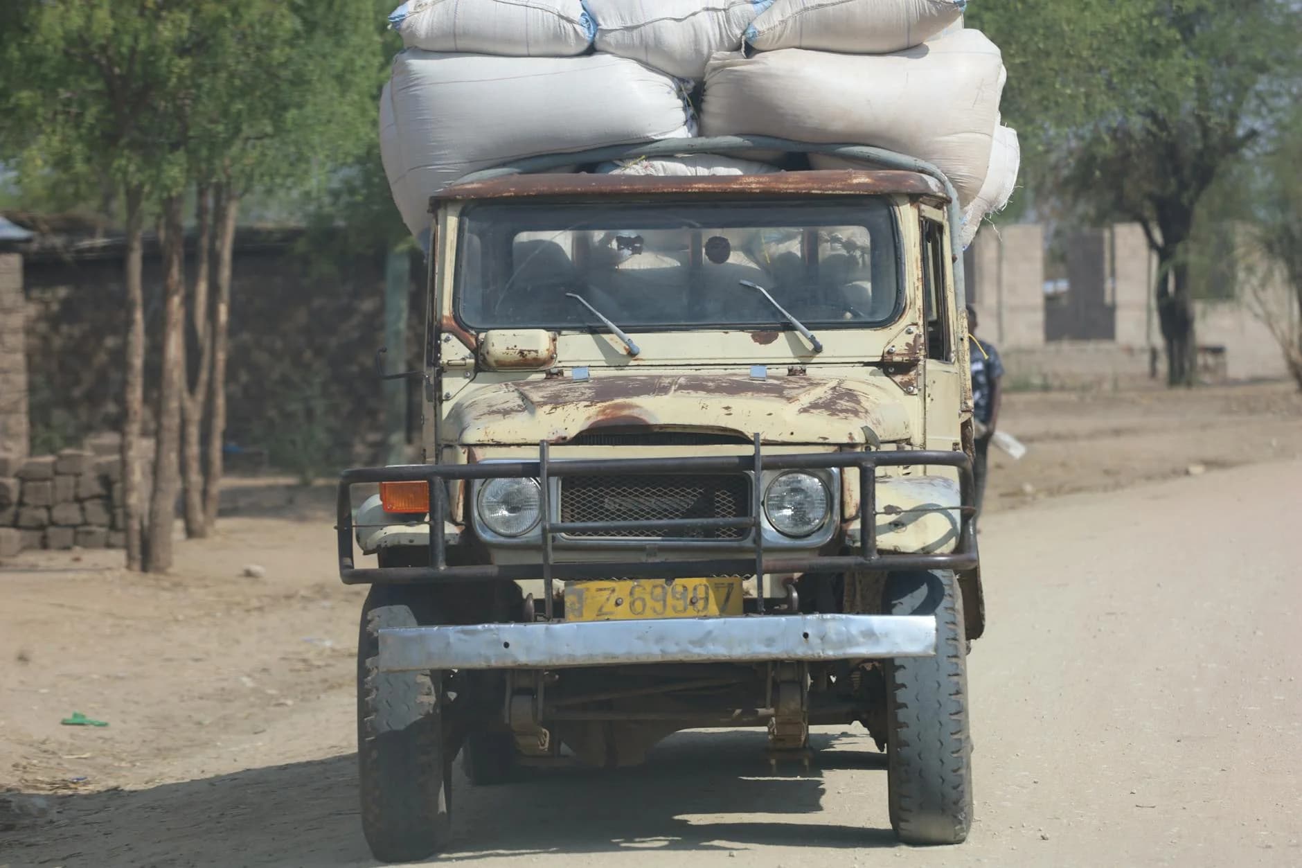 Svc Vintage Truck Carrying Heavy Cargo Bags 3